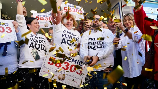 Varios agraciados celebran el la administración de La Lagunilla, 66 , el segundo premios del Sorteo Extraordinario de Lotería de Navidad Varios agraciados celebran el la administración de La Lagunilla, 66 , el segundo premios del Sorteo Extraordinario de Lotería de Navidad