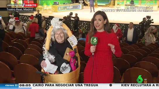 Manoli ya está dentro del Teatro Real para disfrutar de la Lotería de Navidad: "Si me toca el Gordo, hago la croqueta" Manoli ya está dentro del Teatro Real para disfrutar de la Lotería de Navidad: "Si me toca el Gordo, hago la croqueta"