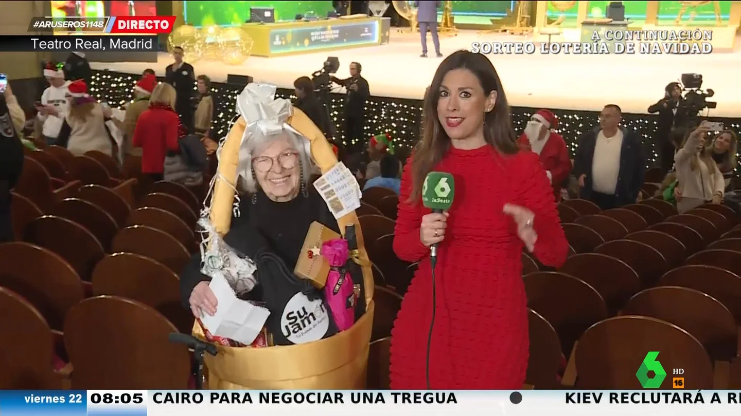 Manoli ya está dentro del Teatro Real para disfrutar de la Lotería de Navidad: "Si me toca el Gordo, hago la croqueta" Manoli ya está dentro del Teatro Real para disfrutar de la Lotería de Navidad: "Si me toca el Gordo, hago la croqueta"