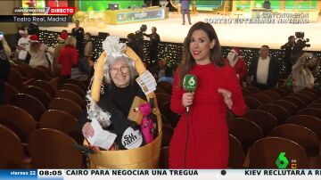 Manoli ya está dentro del Teatro Real para disfrutar de la Lotería de Navidad: "Si me toca el Gordo, hago la croqueta"