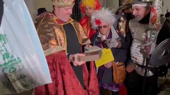 El libro que Don Quijote le ha regalado al 'obispo' de León en la cola de la Lotería de Navidad El libro que Don Quijote le ha regalado al 'obispo' de León en la cola de la Lotería de Navidad