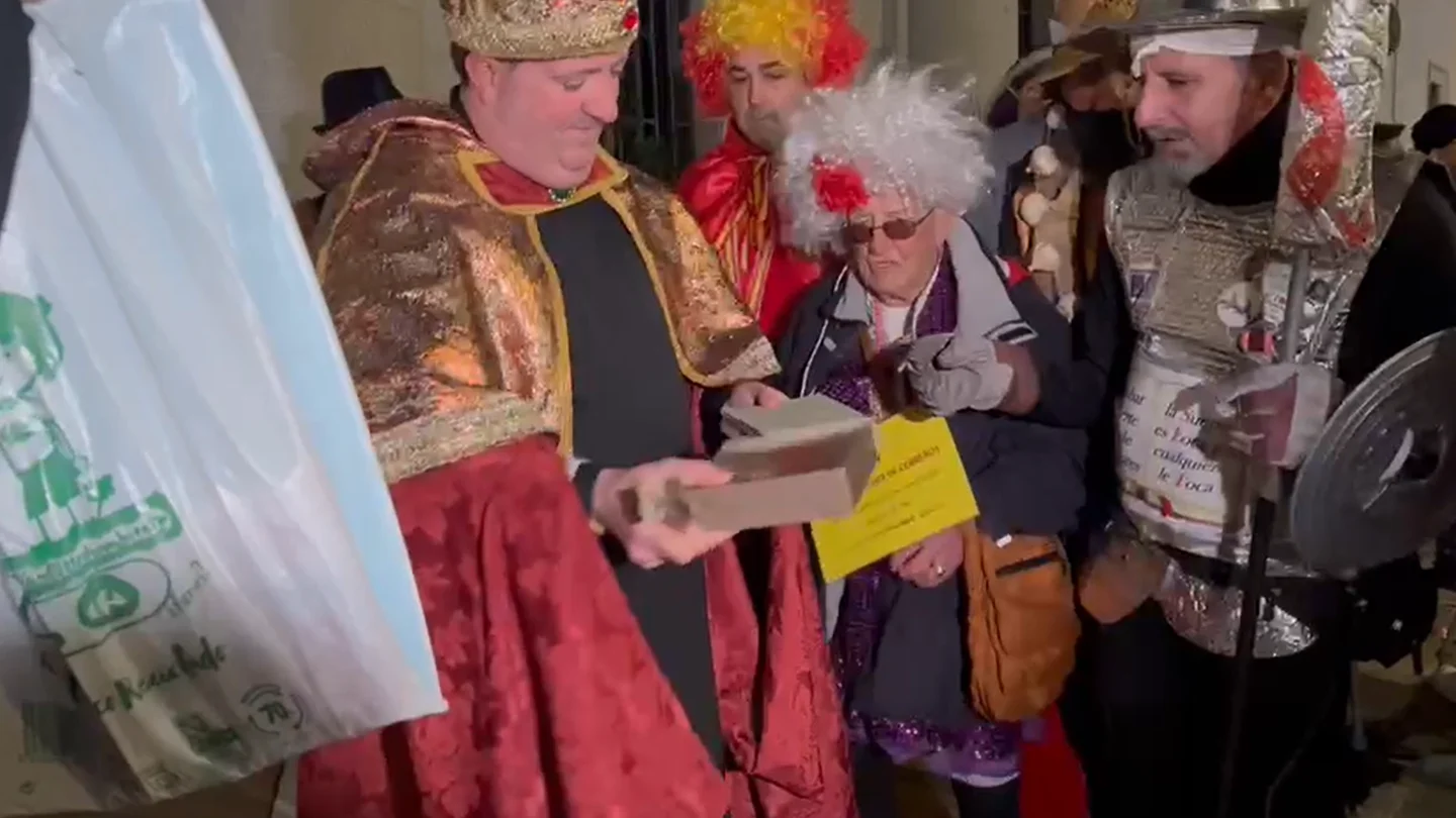 El libro que Don Quijote le ha regalado al 'obispo' de León en la cola de la Lotería de Navidad El libro que Don Quijote le ha regalado al 'obispo' de León en la cola de la Lotería de Navidad
