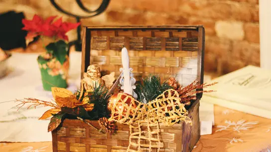 Cesta de Navidad decorativa en una caja de madera. Cesta de Navidad decorativa en una caja de madera.