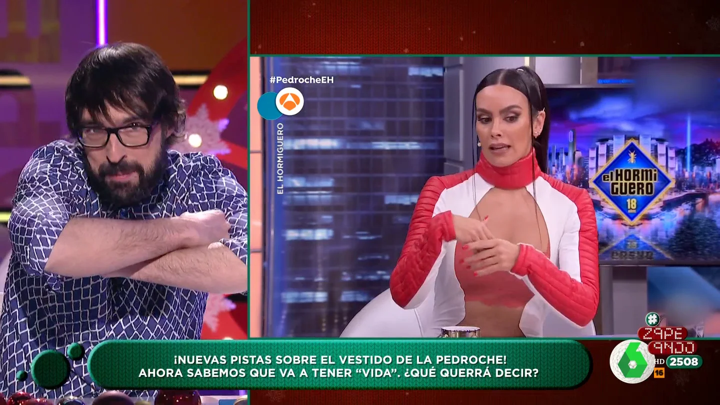 La teoría de Quique Peinado sobre el look de Pedroche en las campanadas: "¿Vas a ponerte un señor encima como un koala?" La teoría de Quique Peinado sobre el look de Pedroche en las campanadas: "¿Vas a ponerte un señor encima como un koala?"