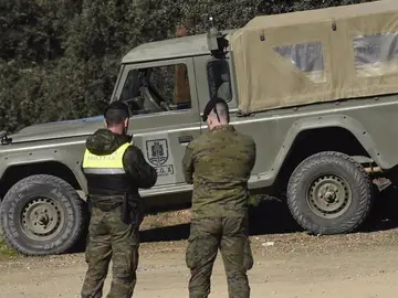 Militares acordonando el lugar donde se buscaban a los militares fallecidos en Córdoba