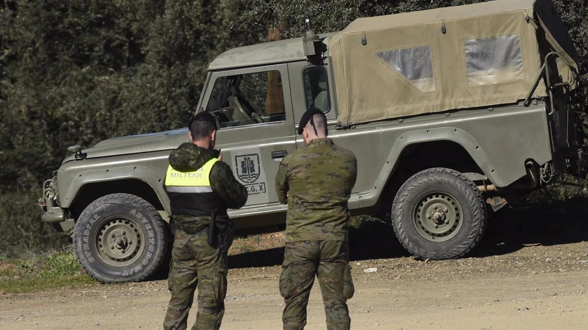 Militares acordonando el lugar donde se buscaban a los militares fallecidos en Córdoba