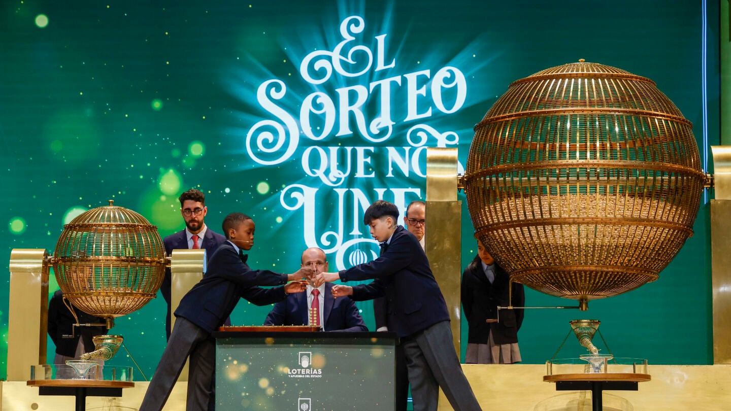 Dos ni&ntilde;os de San Ildefonso cantan los n&uacute;meros y sus correspondientes premios al inicio del sorteo extraordinario de Navidad de la Loter&iacute;a Nacional de 2023 en el Teatro Real de Madrid.