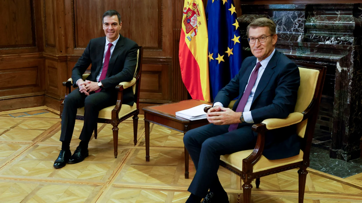 Pedro Sánchez y Alberto Núñez Feijóo antes de comenzar la reunión Pedro Sánchez y Alberto Núñez Feijóo antes de comenzar la reunión