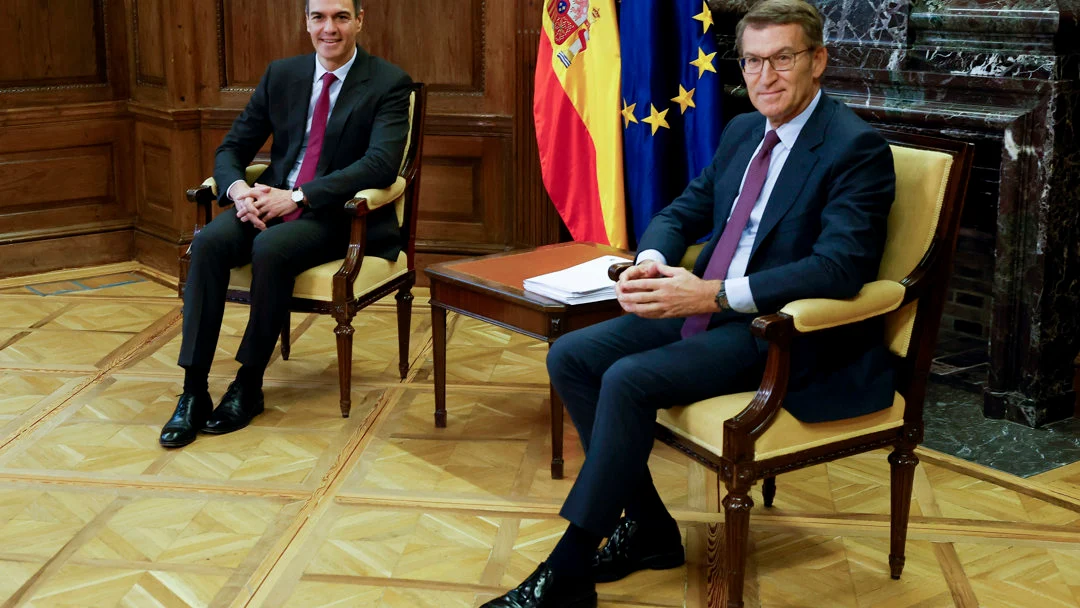 Pedro Sánchez y Alberto Núñez Feijóo antes de comenzar la reunión