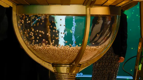 Vista de una de las tolvas durante el proceso de introducción de las bolas en los bombos Vista de una de las tolvas durante el proceso de introducción de las bolas en los bombos