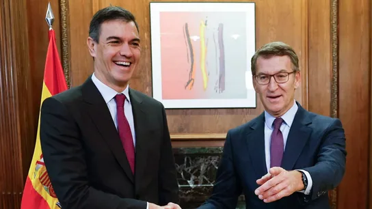 Pedro Sánchez y Alberto Núñez Feijóo se ríen con la prensa antes de comenzar su reunión en el Congreso Pedro Sánchez y Alberto Núñez Feijóo se ríen con la prensa antes de comenzar su reunión en el Congreso