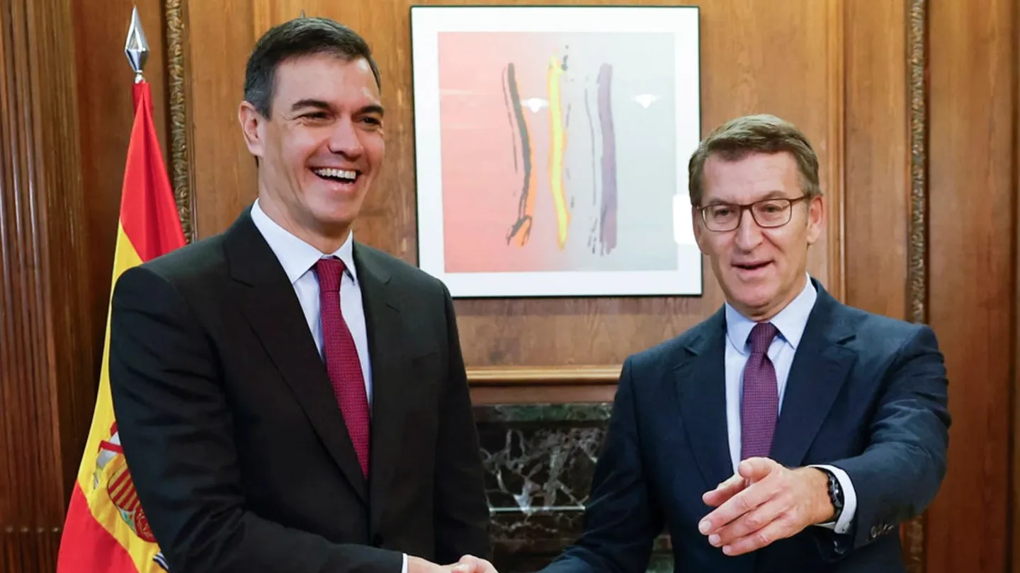 Pedro Sánchez y Alberto Núñez Feijóo se ríen con la prensa antes de comenzar su reunión en el Congreso Pedro Sánchez y Alberto Núñez Feijóo se ríen con la prensa antes de comenzar su reunión en el Congreso