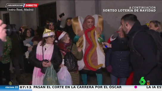 Javier Bastida se enfrenta a obispos y salchipapas: el desfile de personajes del sorteo de la Lotería de Navidad Javier Bastida se enfrenta a obispos y salchipapas: el desfile de personajes del sorteo de la Lotería de Navidad