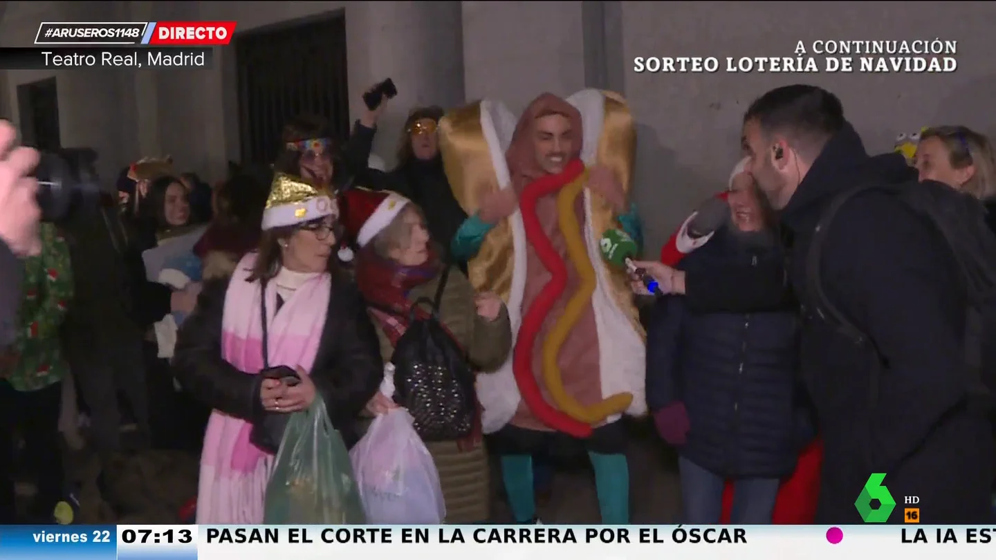 Javier Bastida se enfrenta a obispos y salchipapas: el desfile de personajes del sorteo de la Lotería de Navidad Javier Bastida se enfrenta a obispos y salchipapas: el desfile de personajes del sorteo de la Lotería de Navidad