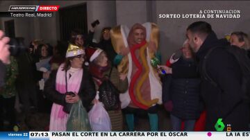 Javier Bastida se enfrenta a obispos y salchipapas: el desfile de personajes del sorteo de la Lotería de Navidad