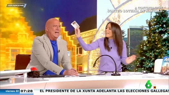 Patricia Benítez busca suerte frotando el décimo de la Lotería de Navidad por la joroba de Alfonso Arús: "¡Y por la calva!" Patricia Benítez busca suerte frotando el décimo de la Lotería de Navidad por la joroba de Alfonso Arús: "¡Y por la calva!"