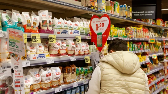 Imagen de archivo de una mujer comprando en un supermercado Imagen de archivo de una mujer comprando en un supermercado