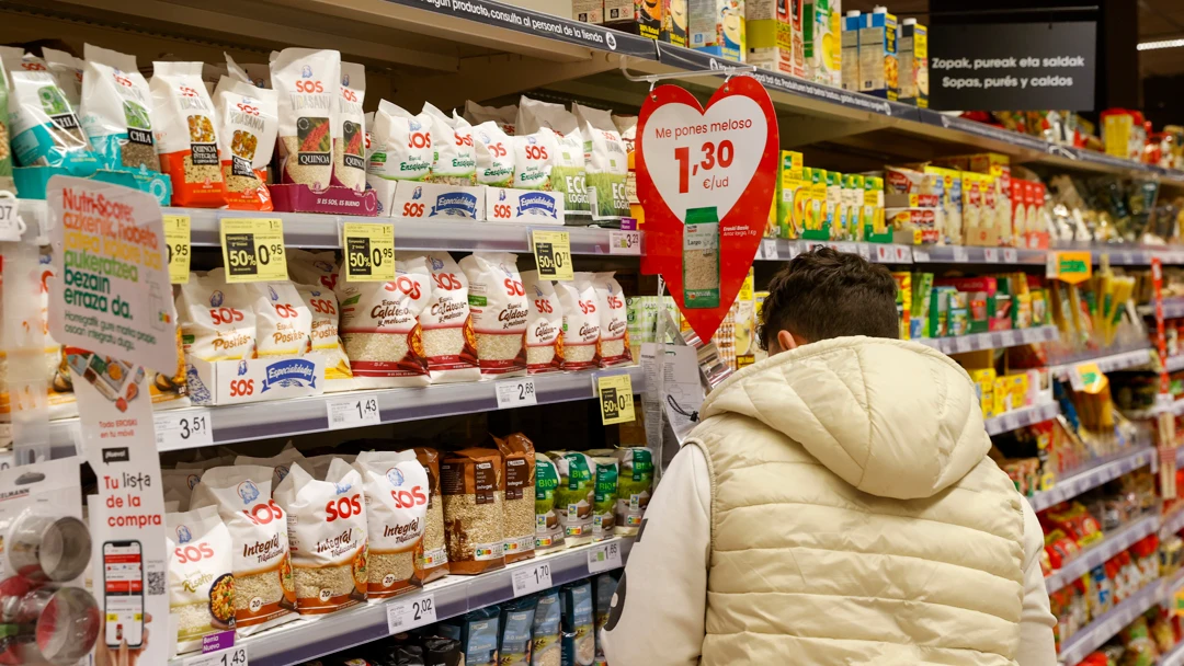 Imagen de archivo de una mujer comprando en un supermercado Imagen de archivo de una mujer comprando en un supermercado