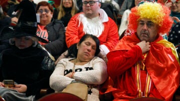 Una señora, completamente dormida durante el sorteo de la Lotería de Navidad de 2023 en el Teatro Real de Madrid