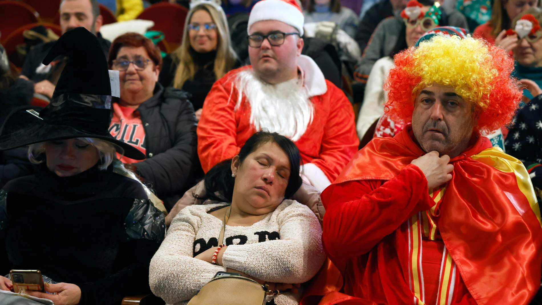 Una señora, completamente dormida durante el sorteo de la Lotería de Navidad de 2023 en el Teatro Real de Madrid