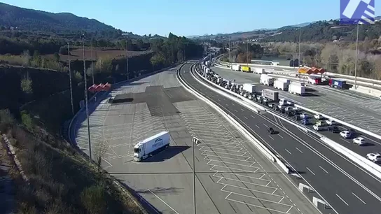 Un accidente múltiple en la AP-7 provoca una enorme retención de 14 kilómetros en Barcelona Un accidente múltiple en la AP-7 provoca una enorme retención de 14 kilómetros en Barcelona