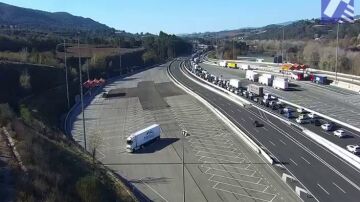 Un accidente múltiple en la AP-7 provoca una enorme retención de 14 kilómetros en Barcelona