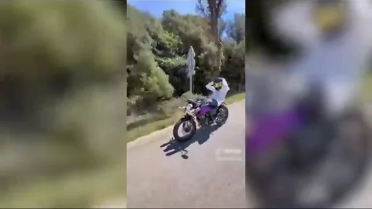 Imputan a dos jóvenes que hacían gimnasia en sus vehículos mientras circulaban Imputan a dos jóvenes que hacían gimnasia en sus vehículos mientras circulaban