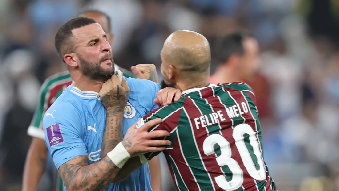 Felipe Melo agarra a Kyle Walker Felipe Melo agarra a Kyle Walker