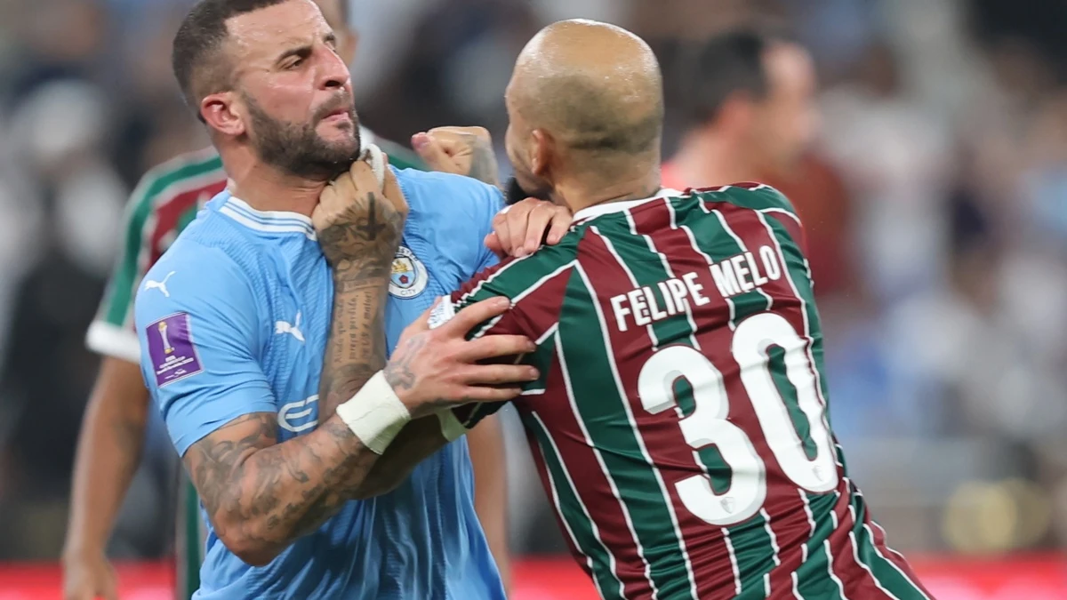 Felipe Melo agarra a Kyle Walker