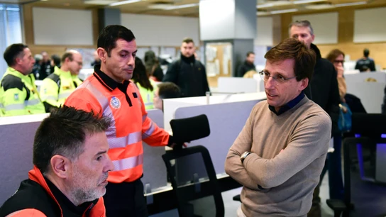 El alcalde de Madrid, José Luis Martínez-Almeida, visita varias instalaciones municipales para felicitar la Navidad a los trabajadores El alcalde de Madrid, José Luis Martínez-Almeida, visita varias instalaciones municipales para felicitar la Navidad a los trabajadores