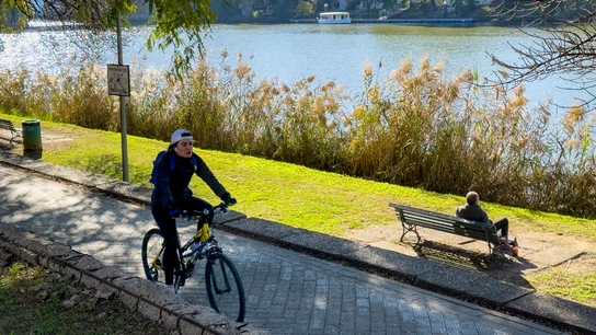 Imagen de archivo de una persona paseando en bici El tiempo en Nochebuena: cielos pocos nubosos y aumento de las temperaturas