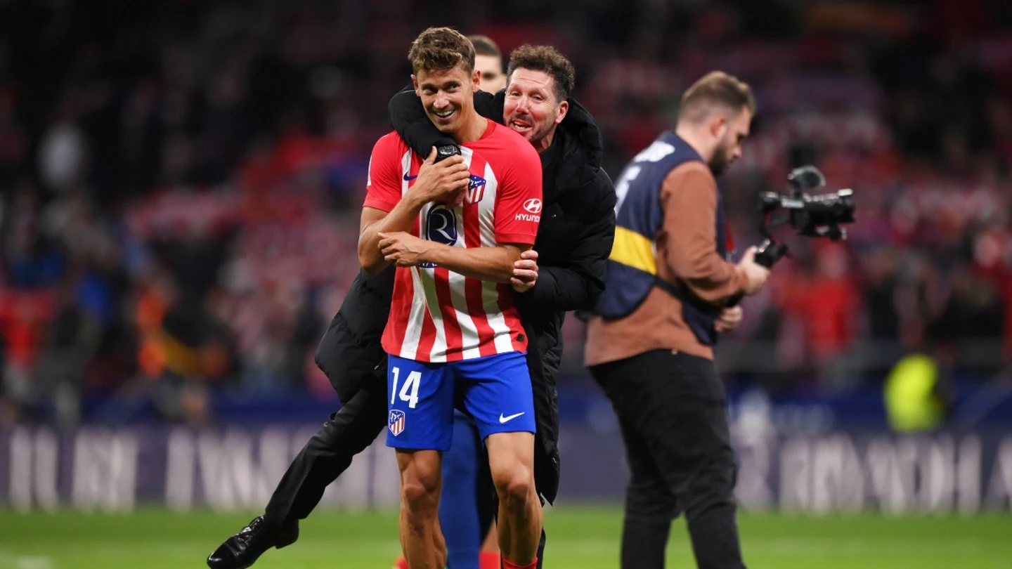 Diego SImeone abraza a Marcos Llorente Diego SImeone abraza a Marcos Llorente