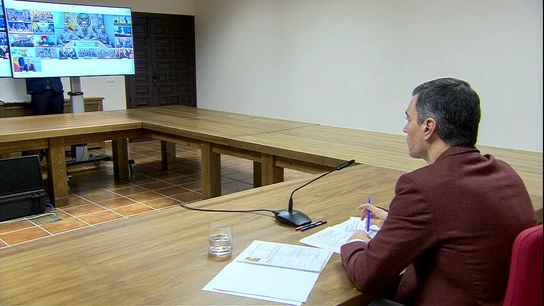 El presidente Pedro Sánchez durante una videoconferencia con unidades españolas en misiones humanitarias y de paz en el exterior El presidente Pedro Sánchez durante una videoconferencia con unidades españolas en misiones humanitarias y de paz en el exterior