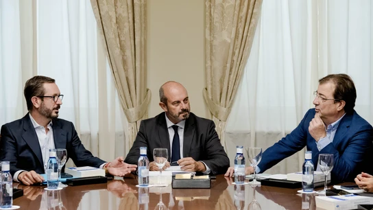 El vicepresidente primero de la Mesa del Senado, Javier Maroto; el presidente en el Senado, Pedro Rollán y el vicepresidente segundo de la Mesa, Guillermo Fernández Vara El vicepresidente primero de la Mesa del Senado, Javier Maroto; el presidente en el Senado, Pedro Rollán y el vicepresidente segundo de la Mesa, Guillermo Fernández Vara