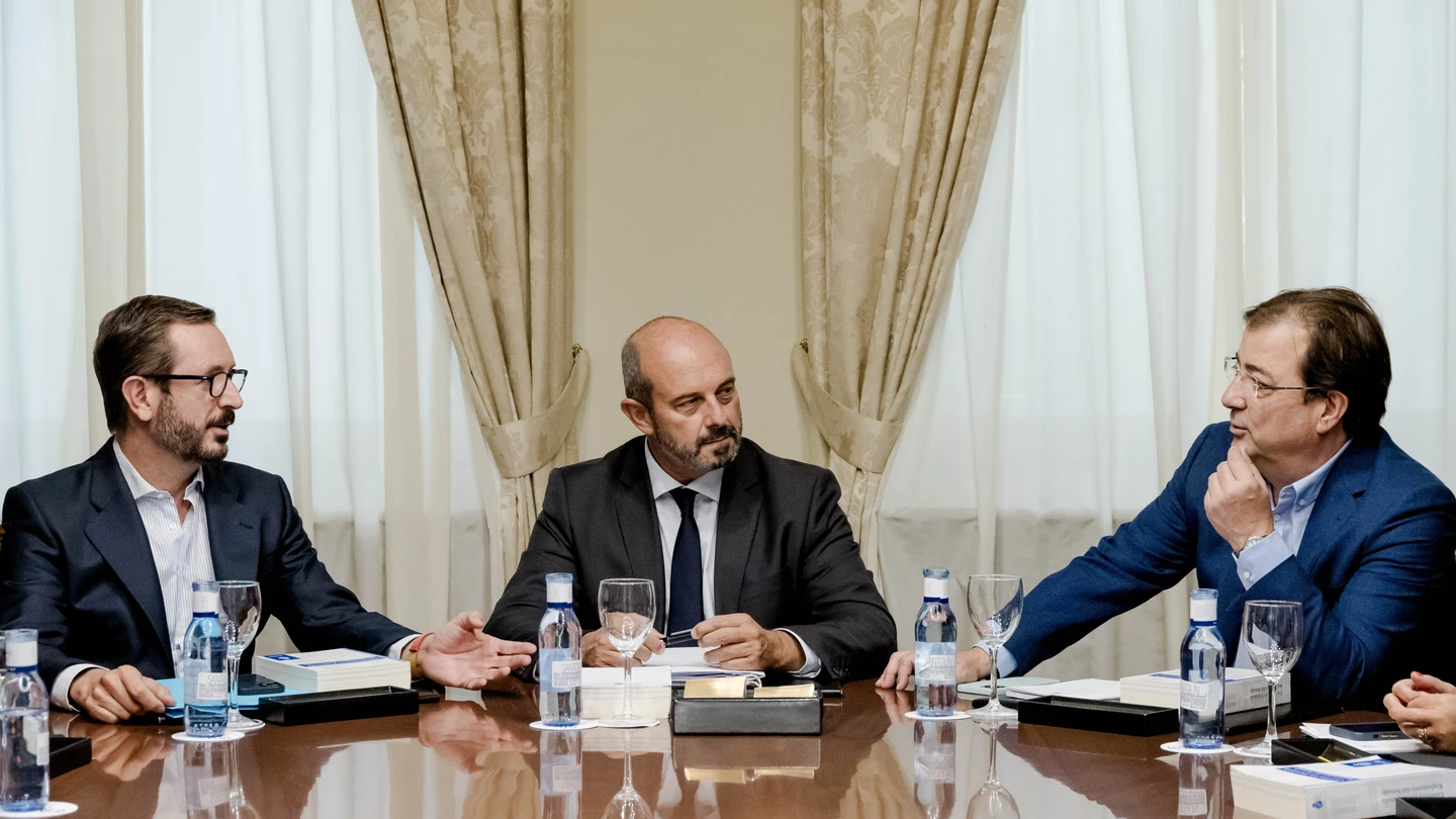 El vicepresidente primero de la Mesa del Senado, Javier Maroto; el presidente en el Senado, Pedro Rollán y el vicepresidente segundo de la Mesa, Guillermo Fernández Vara El vicepresidente primero de la Mesa del Senado, Javier Maroto; el presidente en el Senado, Pedro Rollán y el vicepresidente segundo de la Mesa, Guillermo Fernández Vara
