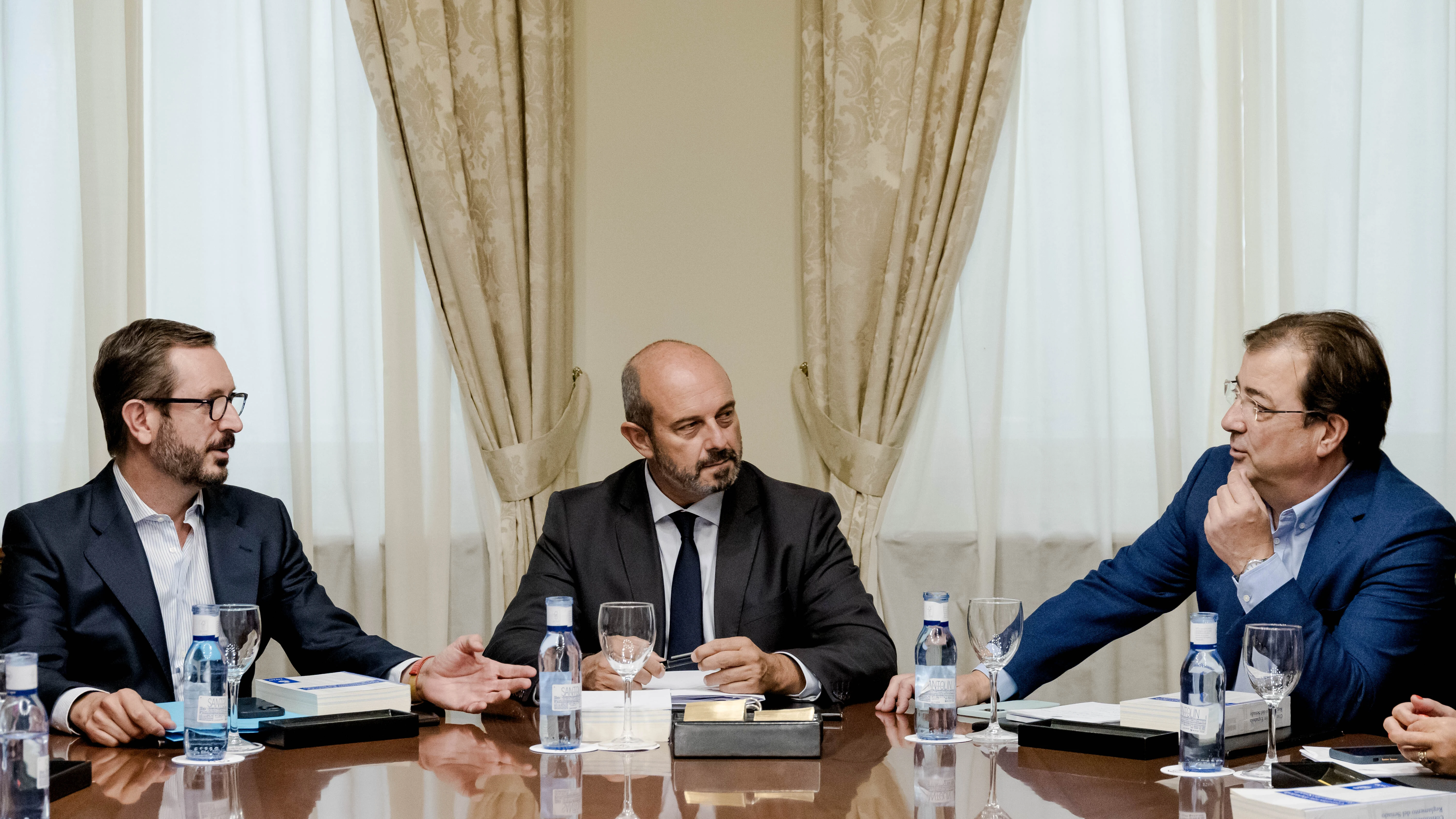 El vicepresidente primero de la Mesa del Senado, Javier Maroto; el presidente en el Senado, Pedro Rollán y el vicepresidente segundo de la Mesa, Guillermo Fernández Vara