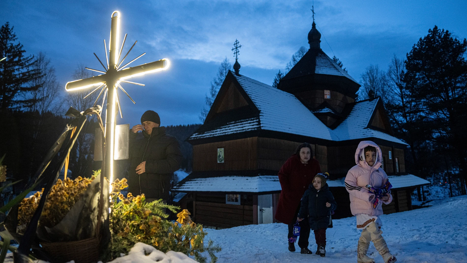 Una mujer camina con sus hijos después del servicio religioso de Navidad en la aldea de Kryvorivnia, Ucrania