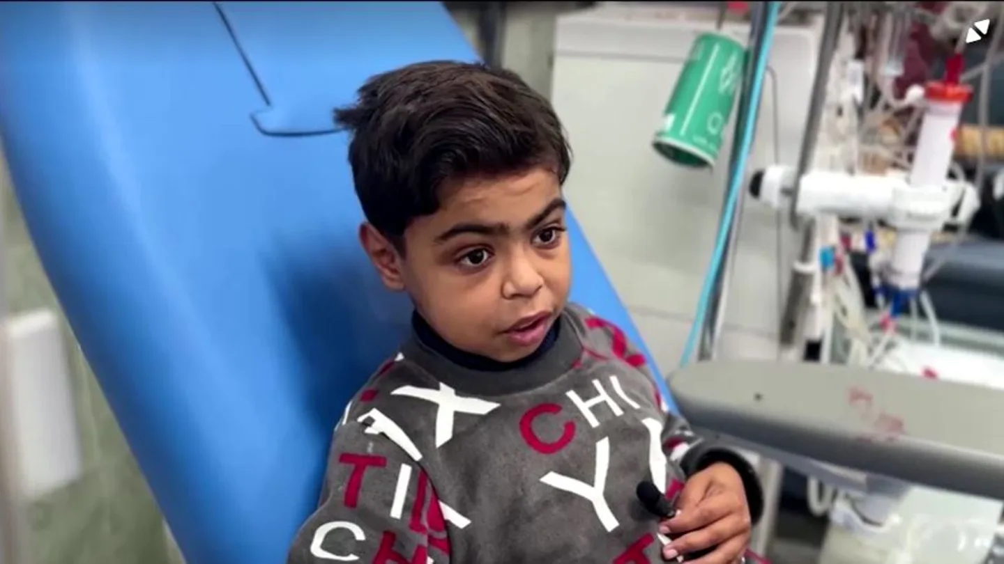 Nassem Mohra, el niño niño de 10 años con una enfermedad renal, recibe tratamiento en un hospital de Rafah Nassem Mohra, el niño niño de 10 años con una enfermedad renal, recibe tratamiento en un hospital de Rafah