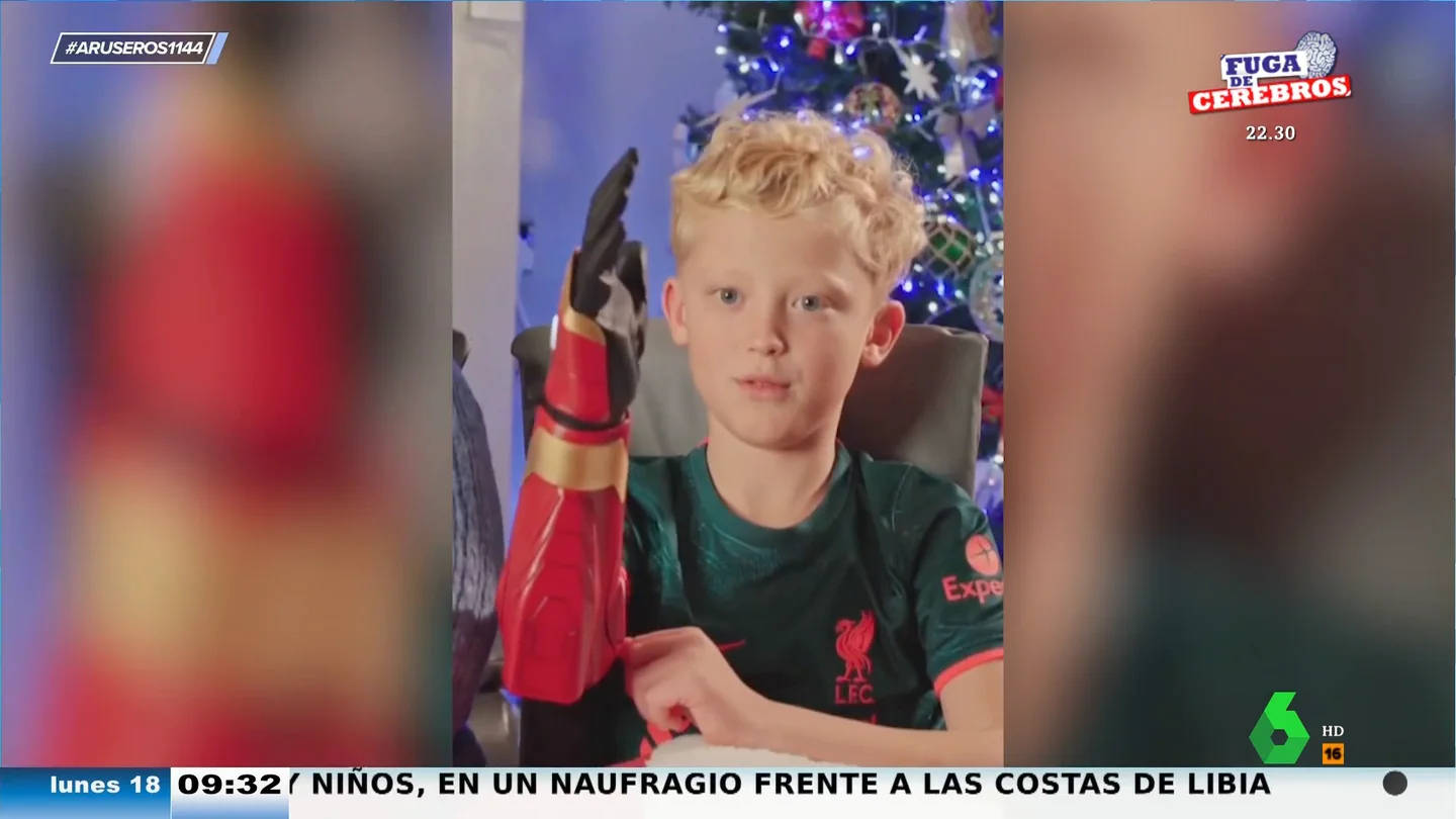 El bonito momento en el que un niño recibe una prótesis con temática de superhéroe por Navidad El bonito momento en el que un niño recibe una prótesis con temática de superhéroe por Navidad