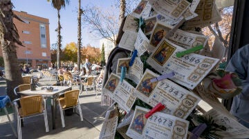 La terraza del bar 'La Vespa' plagada de décimos no premiados; este local sevillano cambió papeletas no premiadas por consumiciones el día del sorteo y al día siguiente.