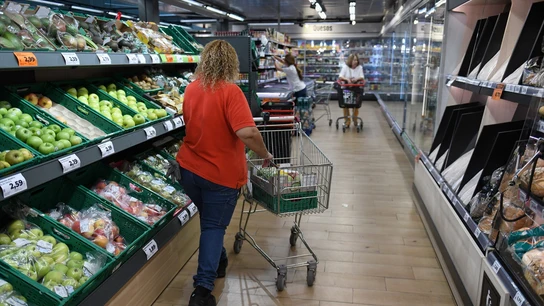 Una mujer compra en un supermercado Una mujer compra en un supermercado/ Fernando Sánchez / Europa Press