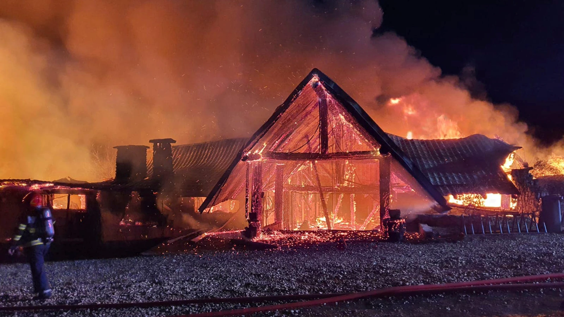 El incendio en un hostal de Rumanía, en una imagen publicada por los servicios de Emergencias