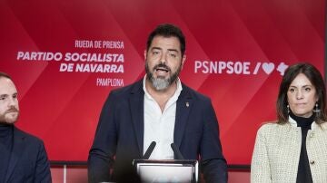 El secretario de Organización del PSN, Ramón Alzórriz, ofrece una rueda de prensa tras la presentación de la moción de censura a la alcaldesa de Pamplona.