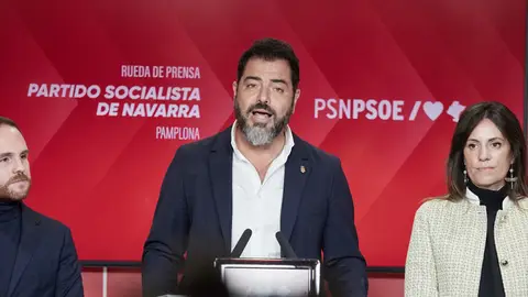 El secretario de Organización del PSN, Ramón Alzórriz, ofrece una rueda de prensa tras la presentación de la moción de censura a la alcaldesa de Pamplona.