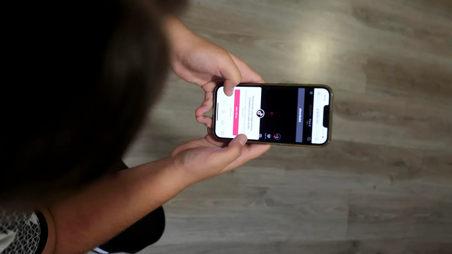 Imagen de archivo de una adolescente con un teléfono móvil. Imagen de archivo de una adolescente con un teléfono móvil.