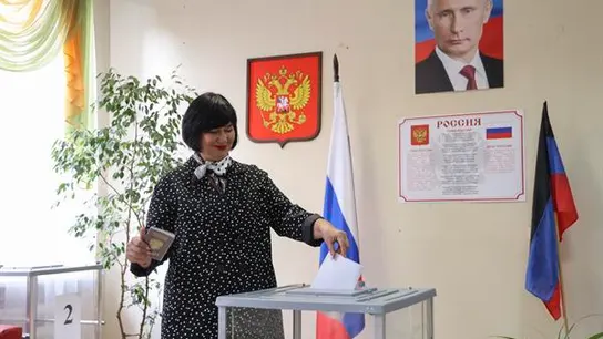 Imagen de archivo de una mujer votando en un colegio electoral durante las elecciones locales en Donetsk, Ucrania, controlada por Rusia, el 9 de septiembre de 2023. Imagen de archivo de una mujer votando en un colegio electoral durante las elecciones locales en Donetsk, Ucrania, controlada por Rusia, el 9 de septiembre de 2023.