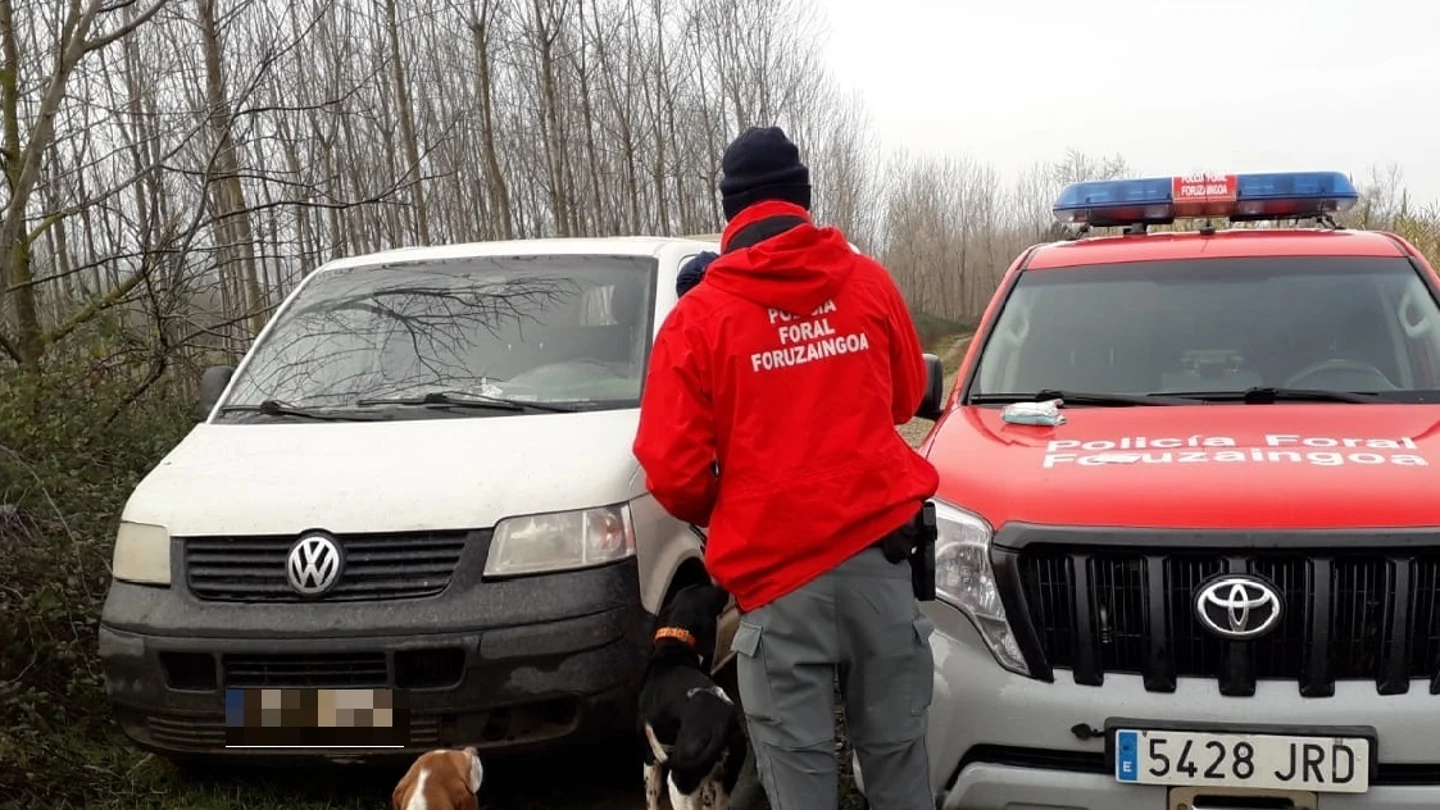 Imagen de un control de perros en el medio natural de la Policía Foral. Imagen de un control de perros en el medio natural de la Policía Foral.