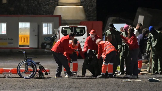 Los servicios de emergencia asisten a 55 personas que iban a bordo de un cayuco que llegó a La Restinga Los servicios de emergencia asisten a 55 personas que iban a bordo de un cayuco que llegó a La Restinga