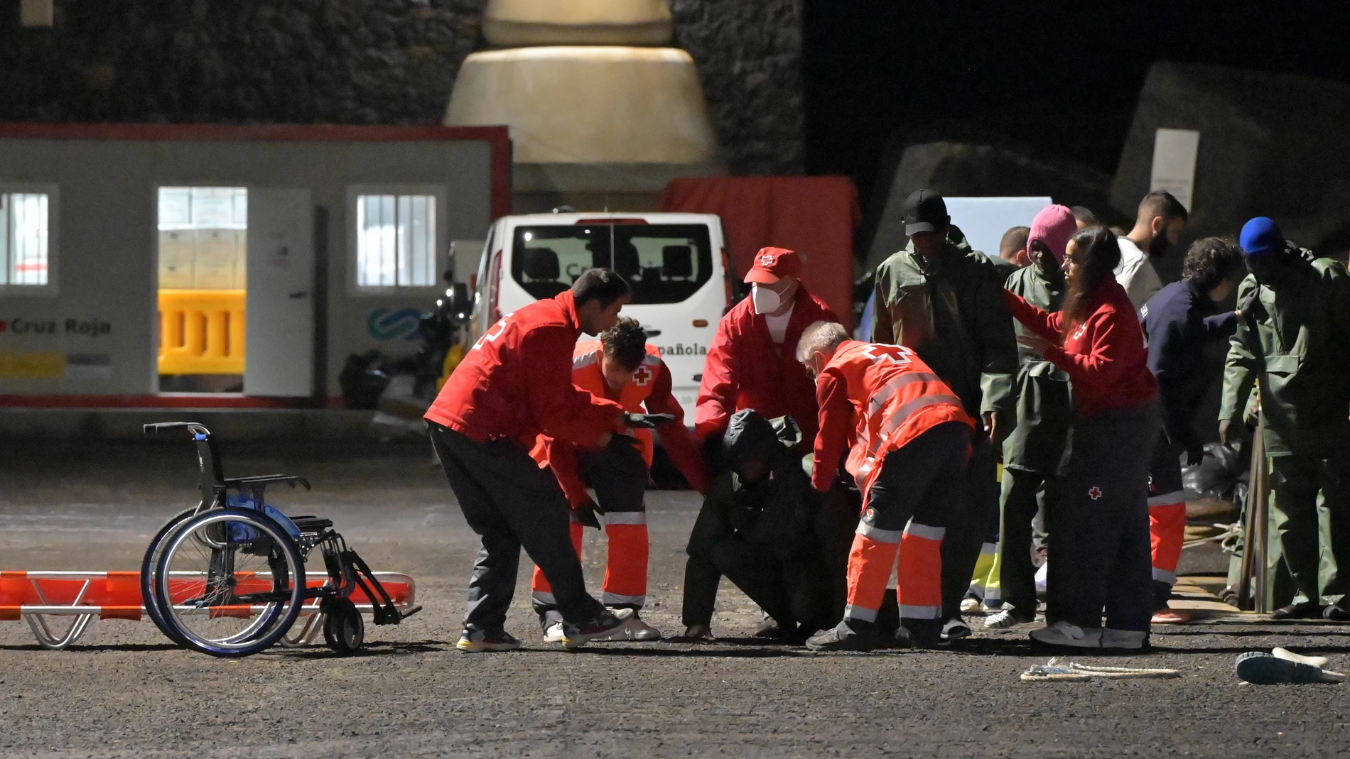 Los servicios de emergencia asisten a 55 personas que iban a bordo de un cayuco que llegó a La Restinga