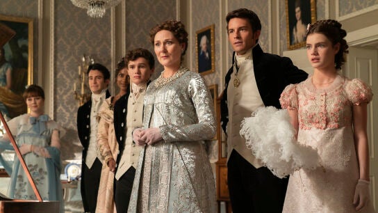 En esta imagen de la familia Bridgerton casi al completo volvemos a ver a la pareja estrella de la temporada pasada: Anthony y Kate.